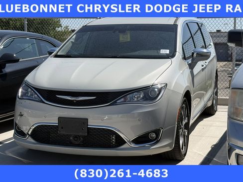Used 2017 Chrysler Pacifica Limited w/ UConnect Theater Package FWD image 1