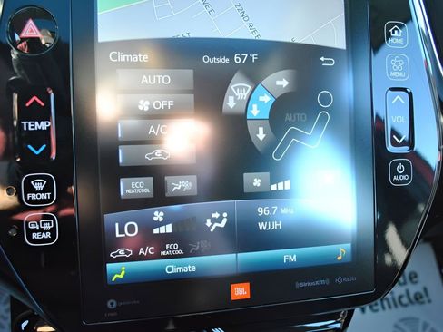 Used 2022 Toyota Prius Limited w/ Premium Convenience Package FWD image 6