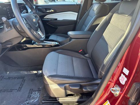 Used 2025 Chevrolet Trax LT w/ LT Convenience Package image 9