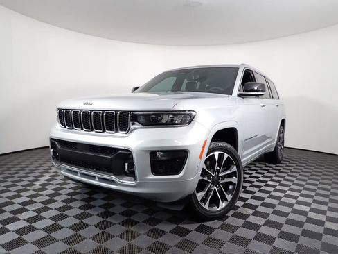 Used 2023 Jeep Grand Cherokee L Overland w/ Luxury Tech Group IV AWD/4WD image 2