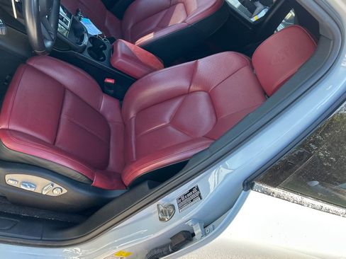 Used 2023 Porsche Macan AWD/4WD image 2