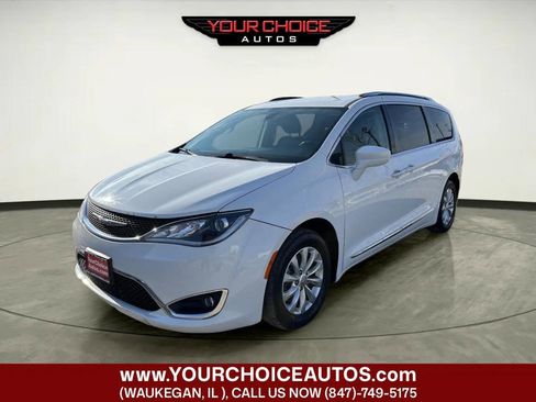 Used 2018 Chrysler Pacifica Touring-L FWD image 2