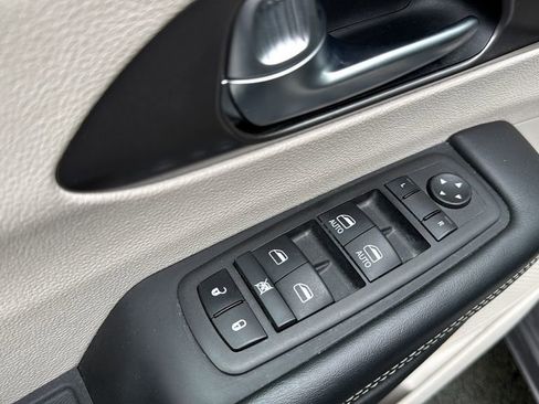 Used 2023 Chrysler Pacifica Touring-L FWD image 22