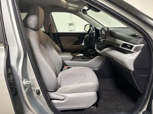 Used 2023 Toyota Highlander LE image 22