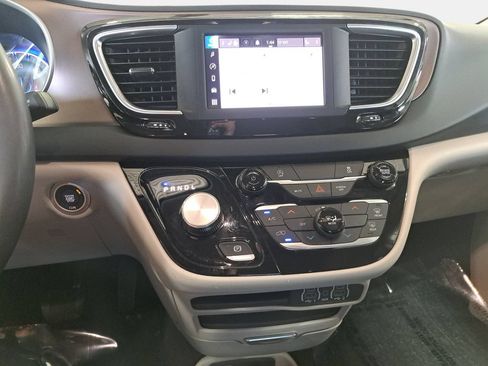 Used 2023 Chrysler Voyager LX FWD image 22