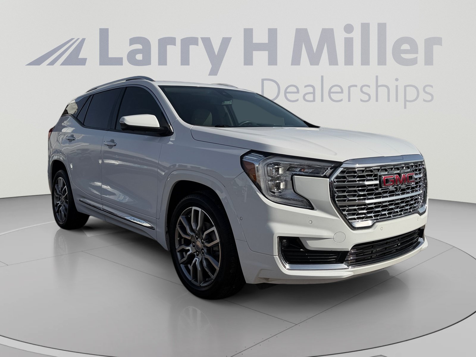 Used 2024 GMC Terrain Denali w/ Denali Premium Package AWD/4WD image 7