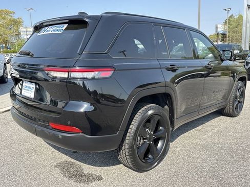 Used 2023 Jeep Grand Cherokee Altitude image 3
