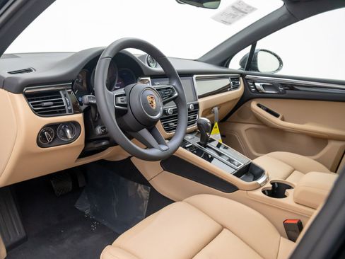 Certified 2025 Porsche Macan image 4