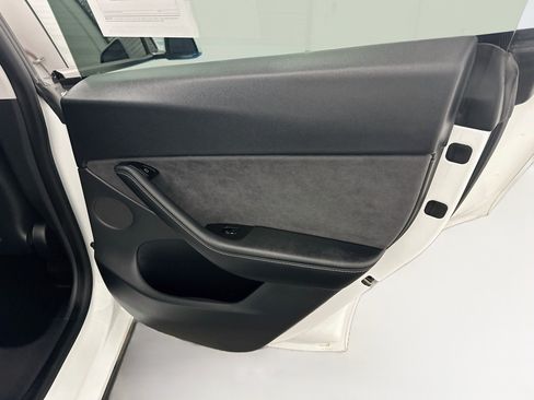 Used 2021 Tesla Model Y Long Range AWD/4WD image 31