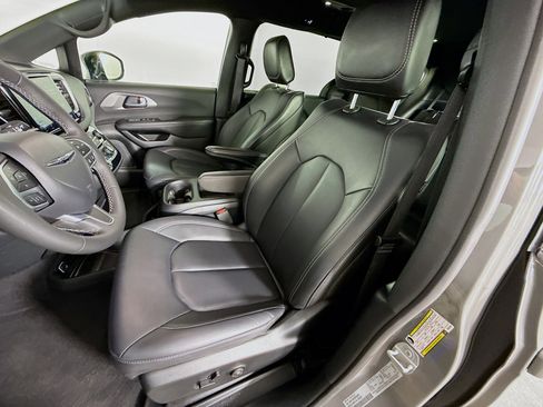Used 2025 Chrysler Pacifica Select image 25