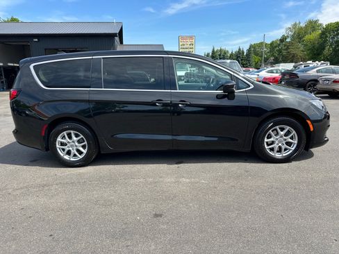 Used 2022 Chrysler Voyager LX FWD image 2