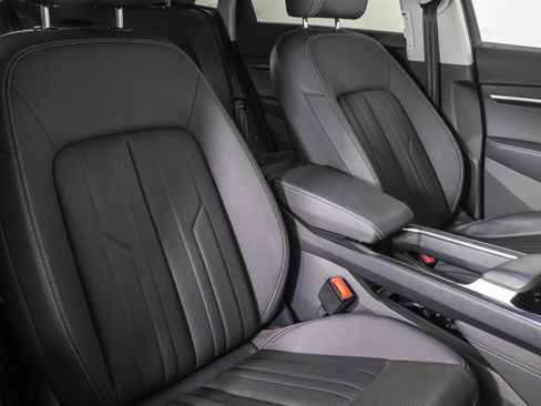 Used 2022 Audi e-tron Premium Plus w/ Premium Plus Package image 46