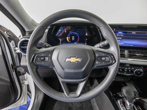 Used 2025 Chevrolet Trax LT FWD image 19