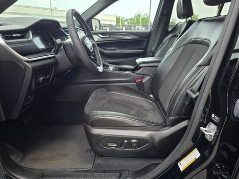 Used 2023 Jeep Grand Cherokee Altitude AWD/4WD image 8