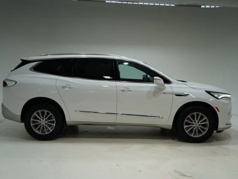 Used 2024 Buick Enclave Premium image 9