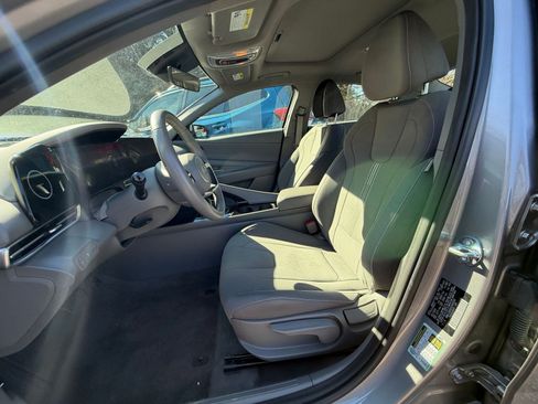 Used 2025 Hyundai Elantra SEL image 25