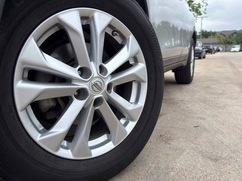 Used 2015 Nissan Rogue SV AWD/4WD image 2