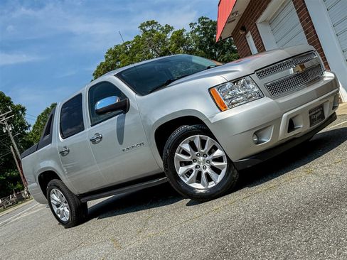 Used 2010 Chevrolet Avalanche LT w/ Luxury Package RWD image 23