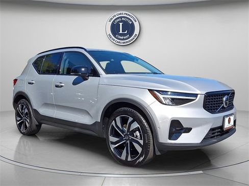 Certified 2025 Volvo XC40 B5 Plus image 1