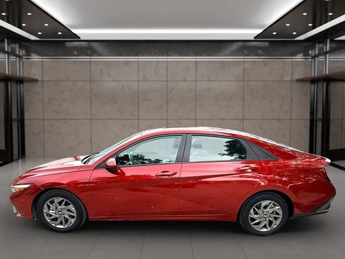 Used 2024 Hyundai Elantra SEL FWD image 6