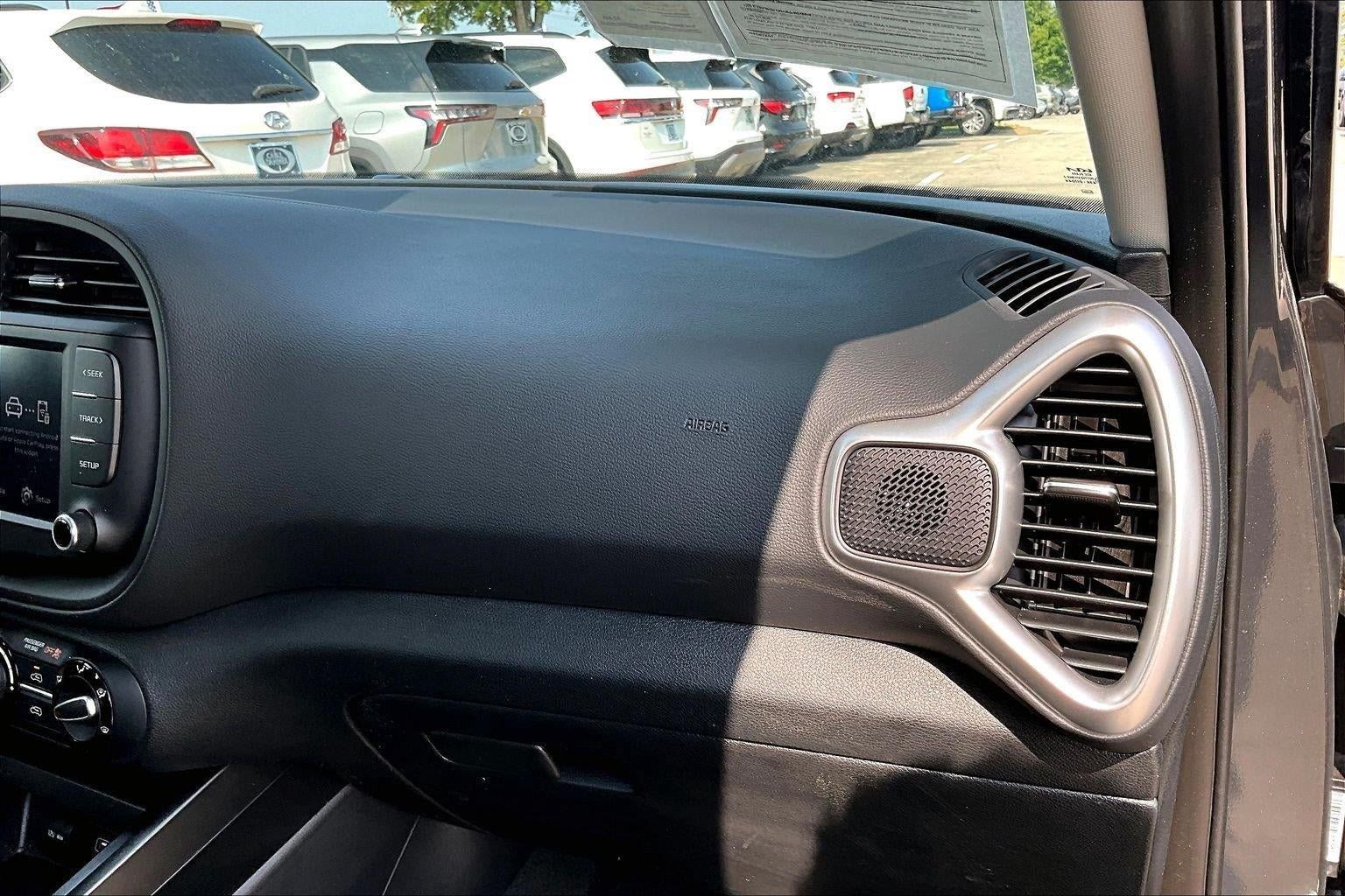 Used 2025 Kia Soul LX w/ LX Technology Package FWD image 24