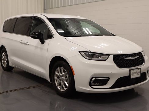 Used 2025 Chrysler Pacifica Select FWD image 3