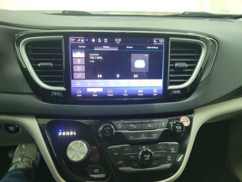 Used 2023 Chrysler Pacifica Touring-L image 22