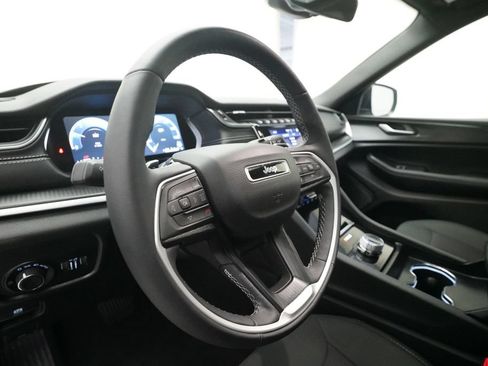 Used 2025 Jeep Grand Cherokee Laredo X w/ Luxury Tech Group I AWD/4WD image 8