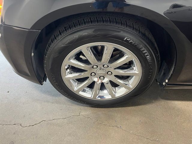 Used 2013 Chrysler 300 C RWD image 31