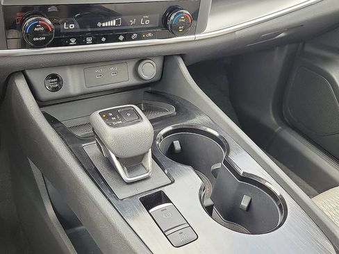 Used 2025 Nissan Rogue SV FWD image 17