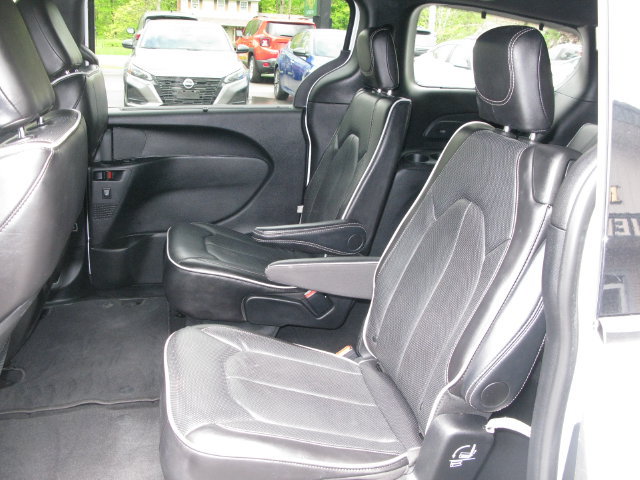 Used 2025 Chrysler Pacifica Limited FWD image 16