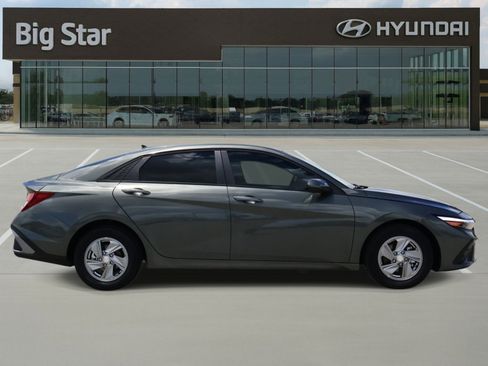 Used 2026 Hyundai Elantra SE FWD image 5