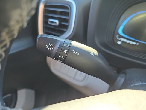 Used 2024 Hyundai Venue SEL image 29