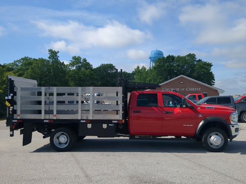 Used 2022 RAM 5500 Tradesman w/ Chrome Appearance Group RWD image 2