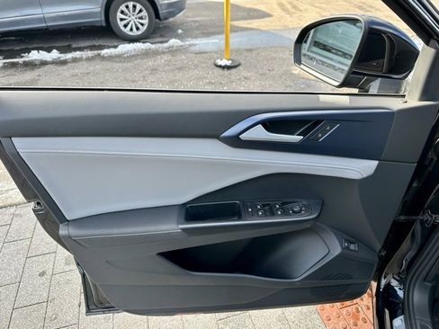 Certified 2024 Volkswagen Taos SE image 10