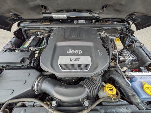 Used 2015 Jeep Wrangler Unlimited Sahara w/ Connectivity Group image 5