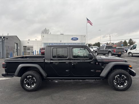 Used 2024 Jeep Gladiator Rubicon w/ Technology Group image 3