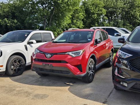 Used 2017 Toyota RAV4 LE FWD image 3