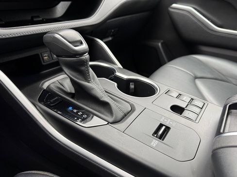 Certified 2023 Toyota Highlander XLE image 32