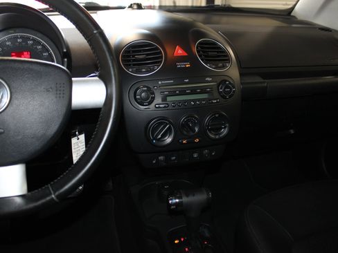 Used 2010 Volkswagen Beetle Convertible FWD image 14