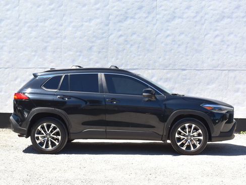 Used 2024 Toyota Corolla Cross XLE w/ Convenience Package AWD/4WD image 9