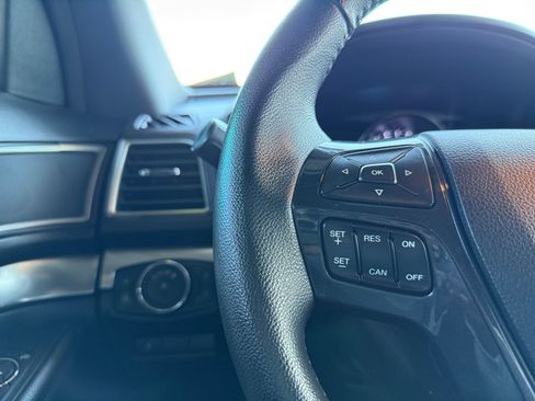 Used 2018 Ford Explorer XLT FWD image 17