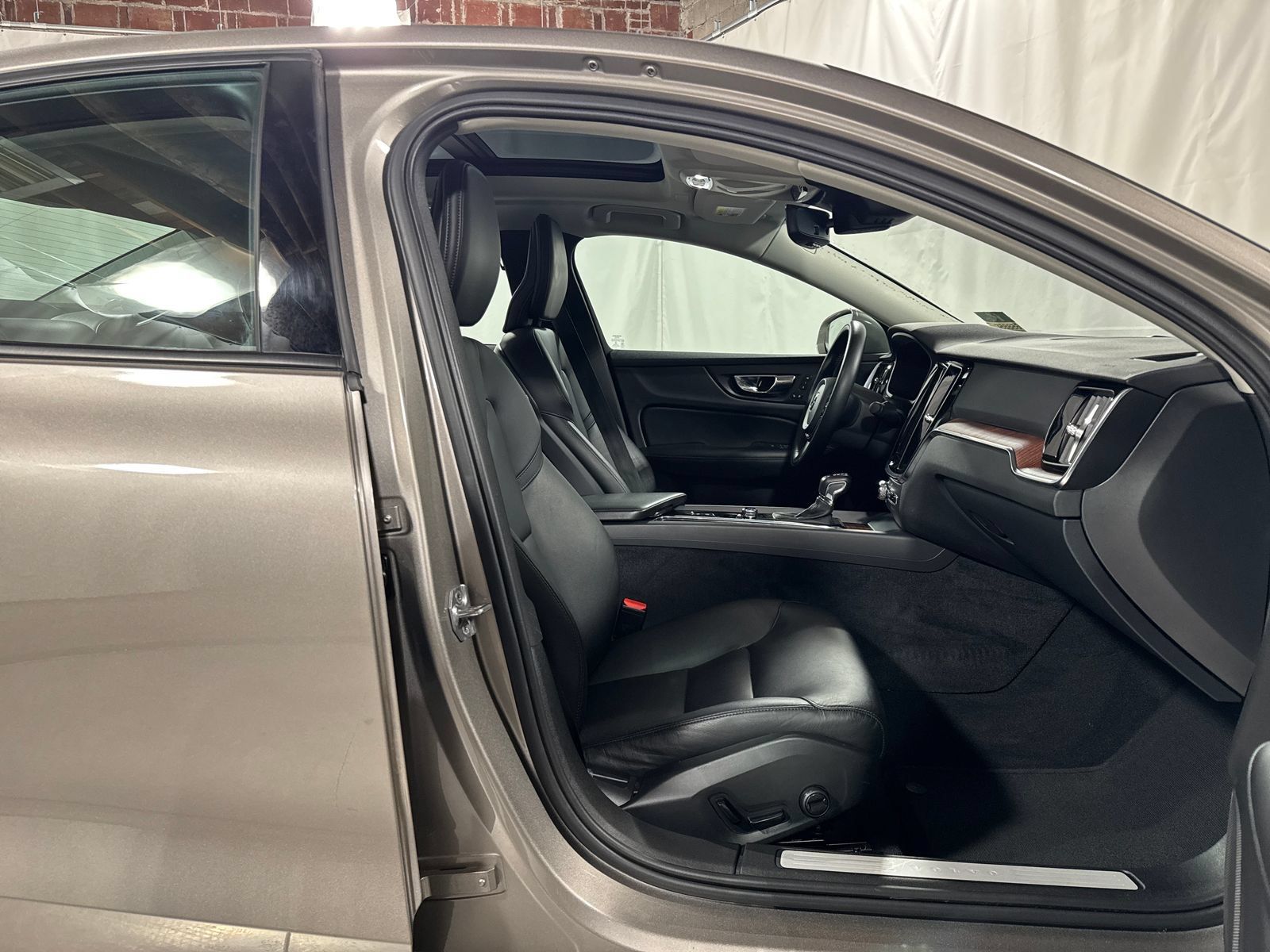 Used 2021 Volvo S60 T6 Momentum w/ Premium Package AWD/4WD image 15