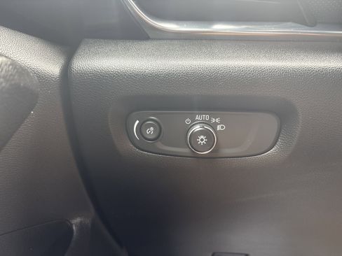 Used 2023 Chevrolet Traverse LT image 32