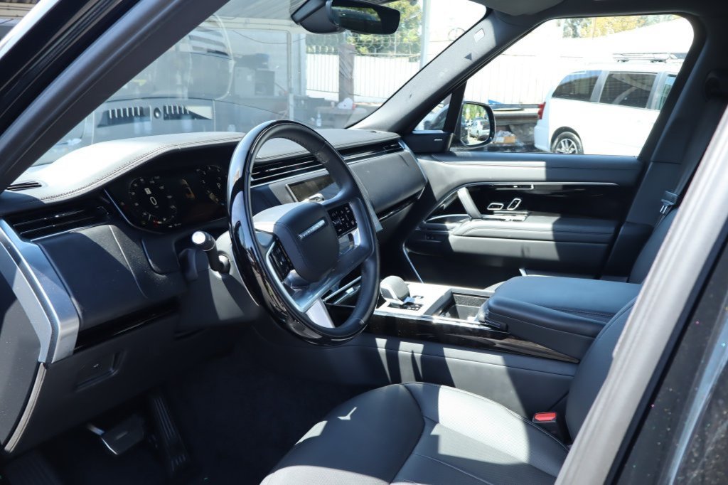 Used 2025 Land Rover Range Rover Long Wheelbase SE AWD/4WD image 17