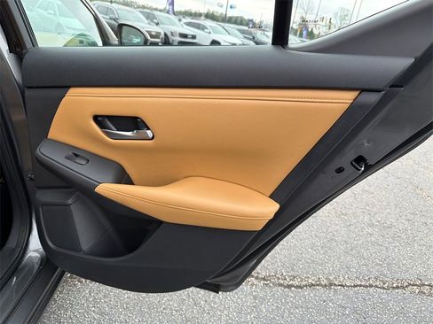 Used 2021 Nissan Sentra SV w/ SV Premium Package image 16