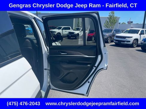Used 2024 Jeep Grand Cherokee Limited w/ Black Appearance Package AWD/4WD image 18