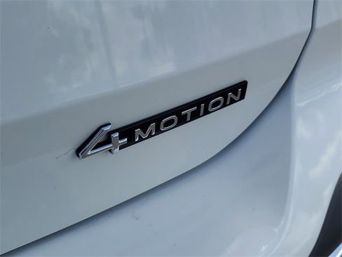 Certified 2025 Volkswagen Taos SE w/ Panoramic Sunroof Package image 7