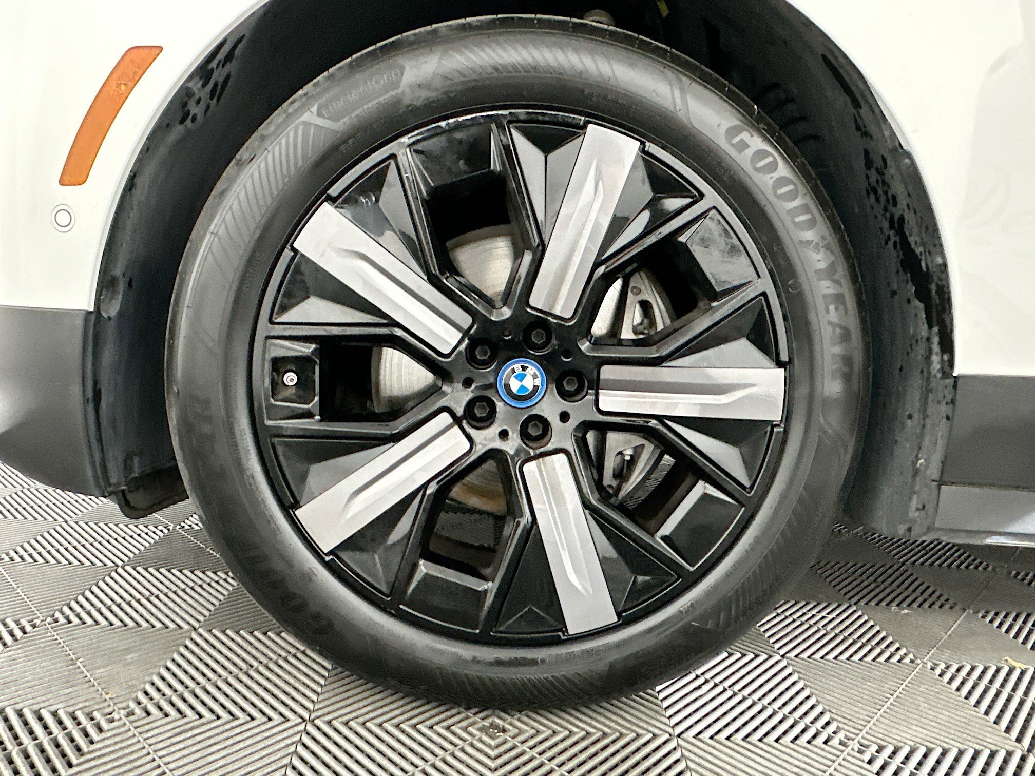 Used 2022 BMW iX xDrive50 w/ Premium Package AWD/4WD image 35