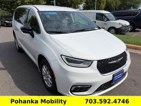 Used 2024 Chrysler Pacifica Touring-L FWD image 1